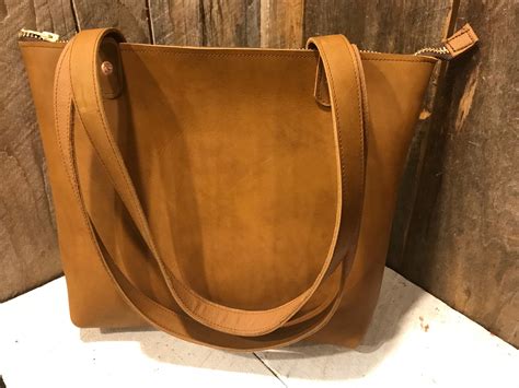 Shopping E/W leather tote bag in brown 